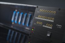 500-Series 8-Slot Rack / PSU with Built-in Patchbay