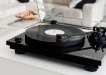 Belt-Driven Hi-Fi Straight Arm Turntable